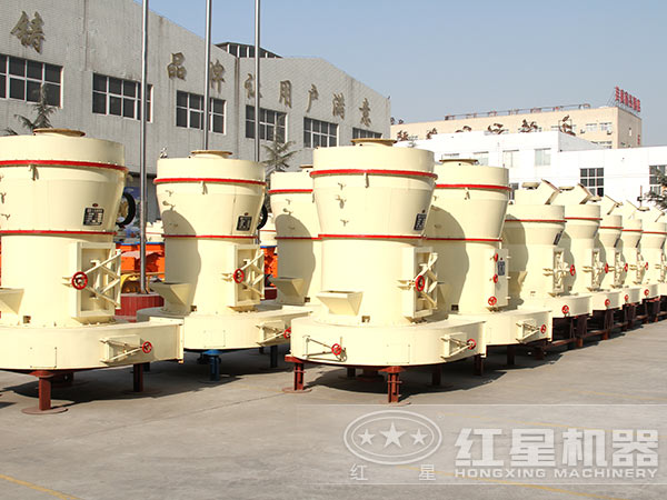 廠區(qū)擺放整齊的磨粉設(shè)備 廠區(qū)擺放整齊的磨粉設(shè)備