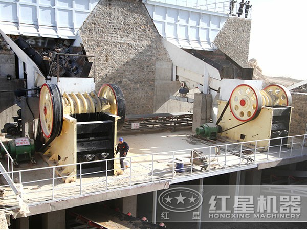 石灰石顎式破碎機(jī)作業(yè)現(xiàn)場 石灰石顎式破碎機(jī)作業(yè)現(xiàn)場