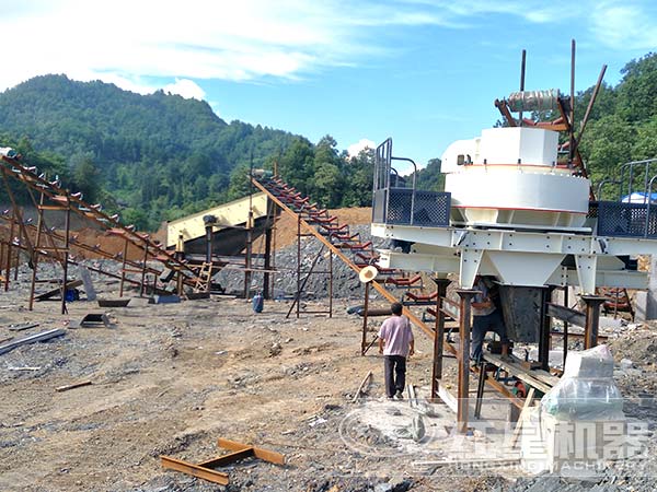 安裝調試中的石料制沙機生產線 安裝調試中的石料制沙機生產線