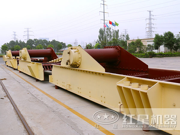 整齊擺放的規格型號不同的振動給料機 整齊擺放的規格型號不同的振動給料機