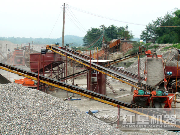 生產(chǎn)線中的對輥式破碎機(jī) 生產(chǎn)線中的對輥式破碎機(jī)