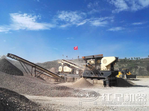 在石料廠認真作業的我—車載移動粉碎機 在石料廠認真作業的我—車載移動粉碎機