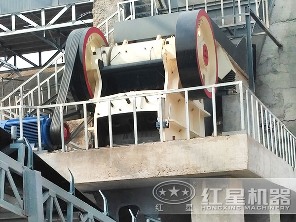 時產(chǎn)200噸顎式石子機生產(chǎn)現(xiàn)場