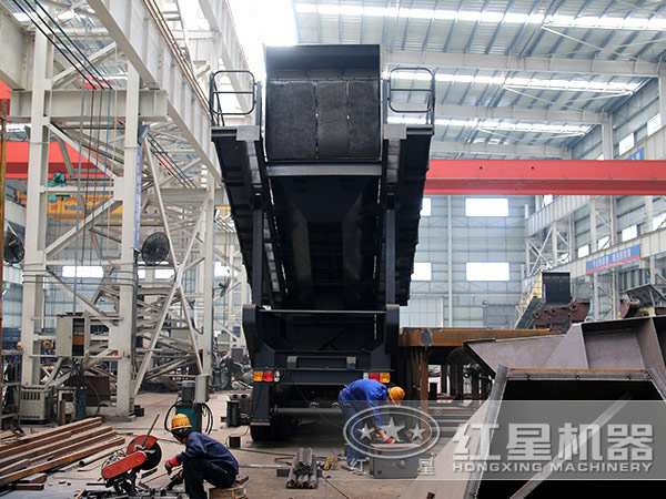 紅星履帶移動(dòng)破生產(chǎn)車間 紅星履帶移動(dòng)破生產(chǎn)車間