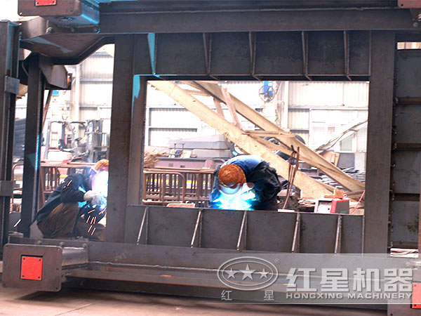 正在生產車載流動破石機的作業人員 正在生產車載流動破石機的作業人員