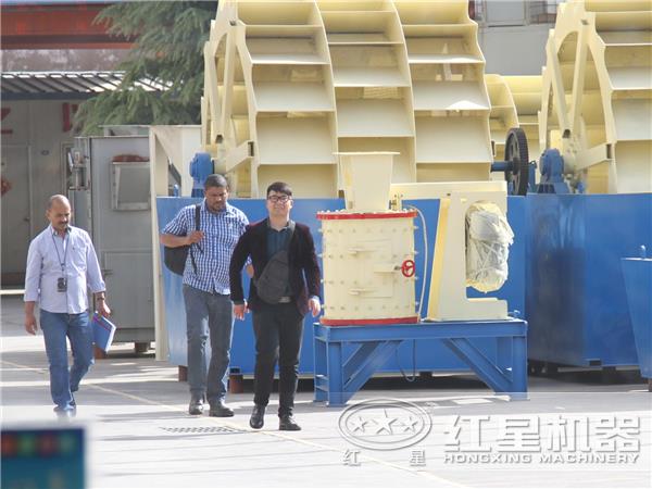 來(lái)廠參觀、了解洗砂機(jī)的客戶 來(lái)廠參觀、了解洗砂機(jī)的客戶