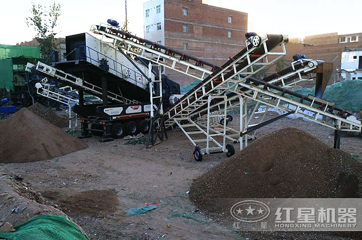 移動碎石破碎機作業現場圖 移動碎石破碎機作業現場圖