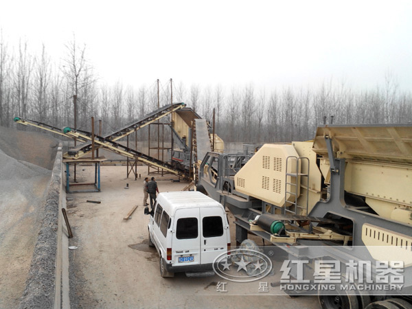 移動(dòng)制砂機(jī)作業(yè)現(xiàn)場