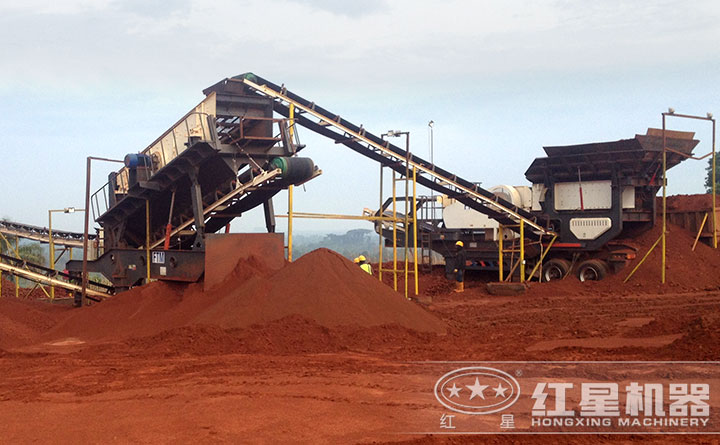 進入原料場地作業(yè)的移動碎石機 進入原料場地作業(yè)的移動碎石機