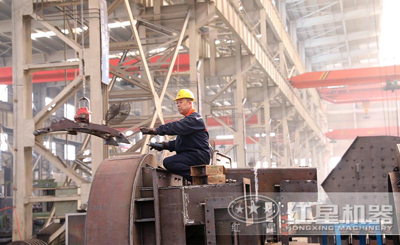 正在生產車間作業的技術人員 正在生產車間作業的技術人員