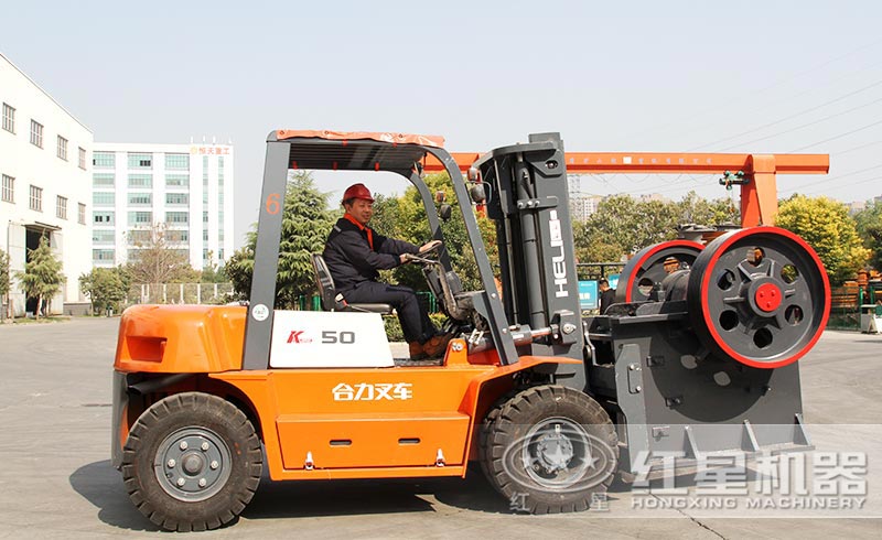 準備裝車發貨的砂石破碎機 準備裝車發貨的砂石破碎機