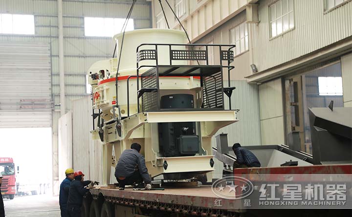 工人將制砂機(jī)裝車準(zhǔn)備發(fā)貨 工人將制砂機(jī)裝車準(zhǔn)備發(fā)貨