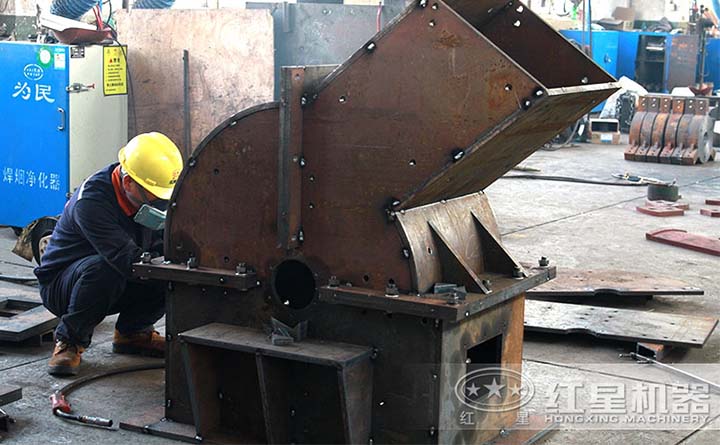 紅星錘式破碎機(jī)制造車間 紅星錘式破碎機(jī)制造車間