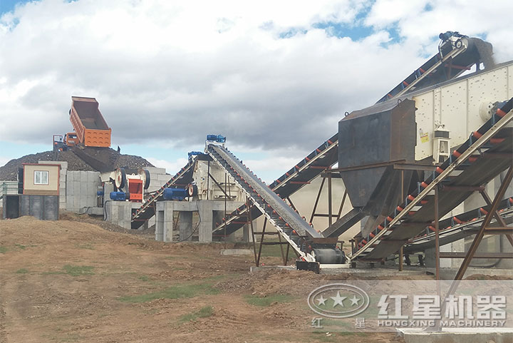 一套碎石機(jī)作業(yè)現(xiàn)場(chǎng) 一套碎石機(jī)作業(yè)現(xiàn)場(chǎng)