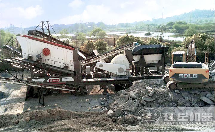 移動(dòng)錘式破石機(jī)生產(chǎn)線(xiàn)現(xiàn)場(chǎng) 移動(dòng)錘式破石機(jī)生產(chǎn)線(xiàn)現(xiàn)場(chǎng)
