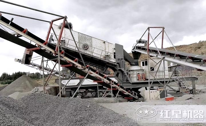 移動(dòng)圓錐破生產(chǎn)線(xiàn)現(xiàn)場(chǎng)圖 移動(dòng)圓錐破生產(chǎn)線(xiàn)現(xiàn)場(chǎng)圖