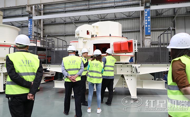 客戶來廠考察石頭制砂設備 客戶來廠考察石頭制砂設備