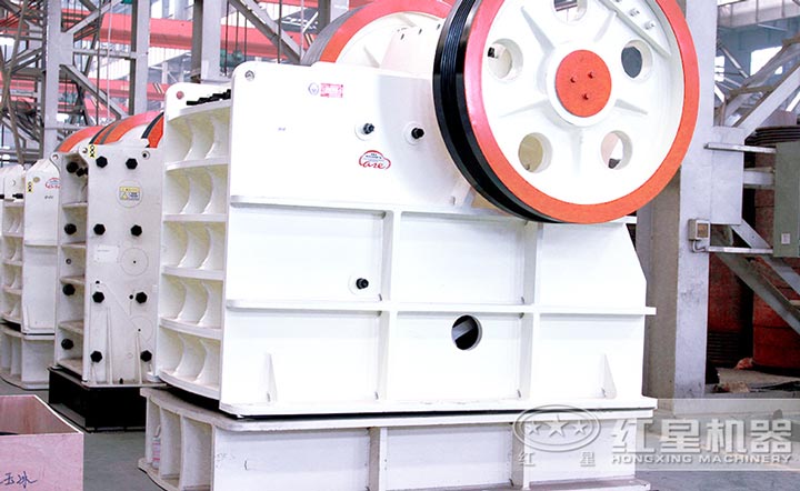 顎式破碎機(jī)設(shè)備簡單,運(yùn)行效果好 顎式破碎機(jī)設(shè)備簡單,運(yùn)行效果好