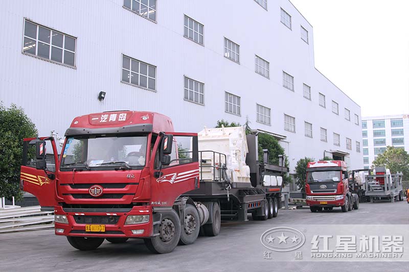 大型移動軋石機發(fā)貨現(xiàn)場 大型移動軋石機發(fā)貨現(xiàn)場