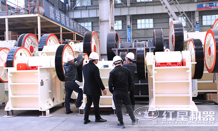 客戶(hù)參觀紅星碎石機(jī)設(shè)備廠(chǎng)區(qū) 客戶(hù)參觀紅星碎石機(jī)設(shè)備廠(chǎng)區(qū)