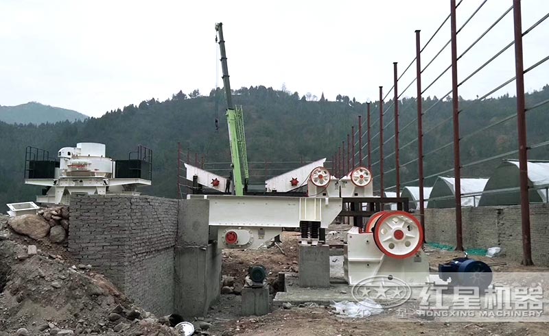 比較簡單的石頭制砂生產線設備安裝中 比較簡單的石頭制砂生產線設備安裝中