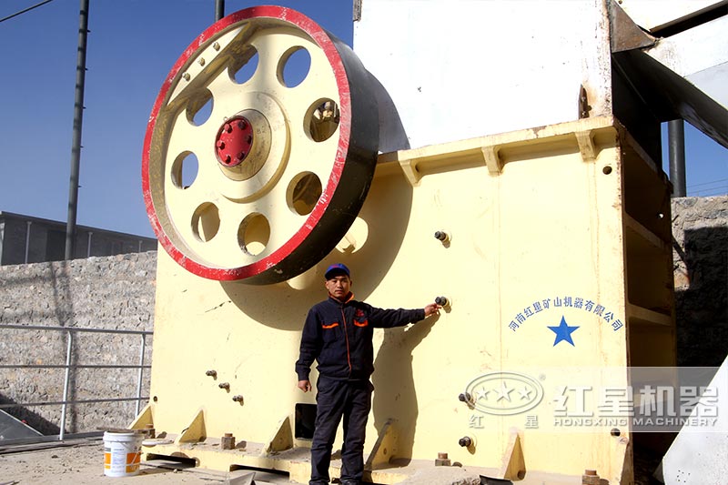 912顎式破碎機(jī)在現(xiàn)場 912顎式破碎機(jī)在現(xiàn)場