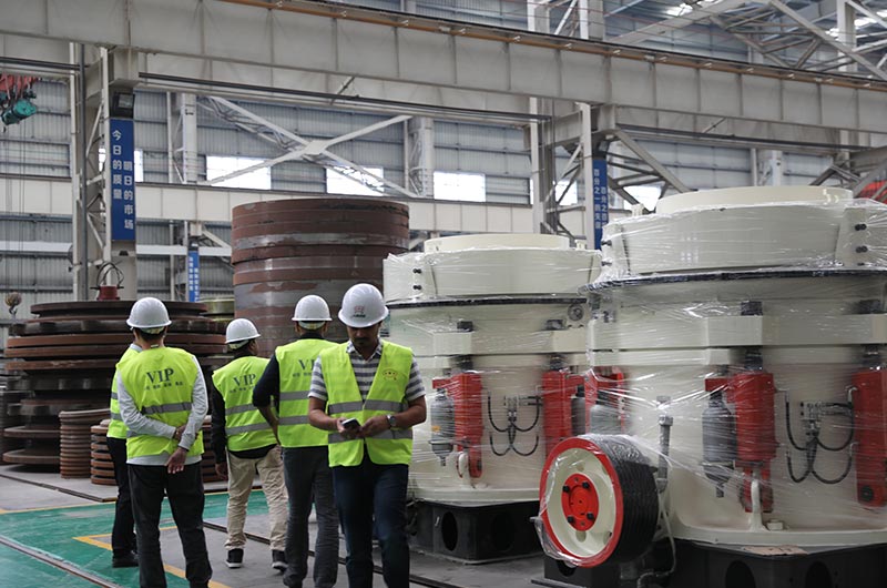 客戶(hù)來(lái)廠考察花崗巖碎石制砂設(shè)備 客戶(hù)來(lái)廠考察花崗巖碎石制砂設(shè)備