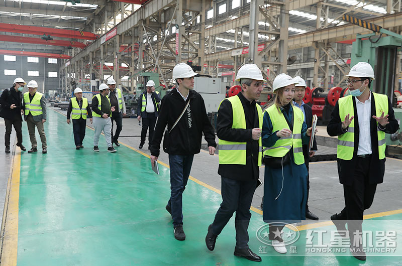 客戶一行來廠考察制砂設備 客戶一行來廠考察制砂設備